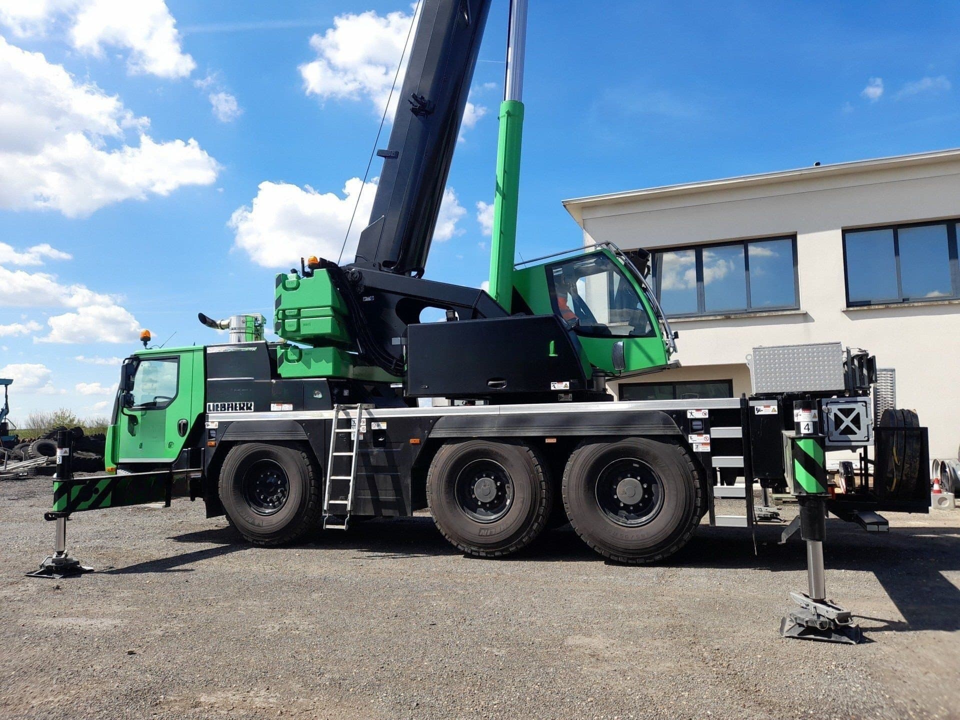 grue lieberrh Grue 3 essieux charges lourdes