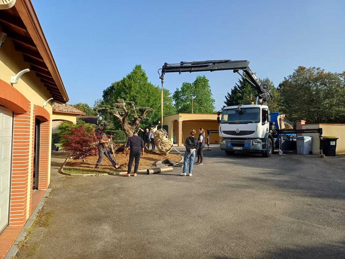 grue paysagisme rocher camion bras paysagisme déplacer un rocher